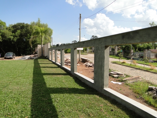 MUROS EM CONCRETO, VIDRO E PEDRA.